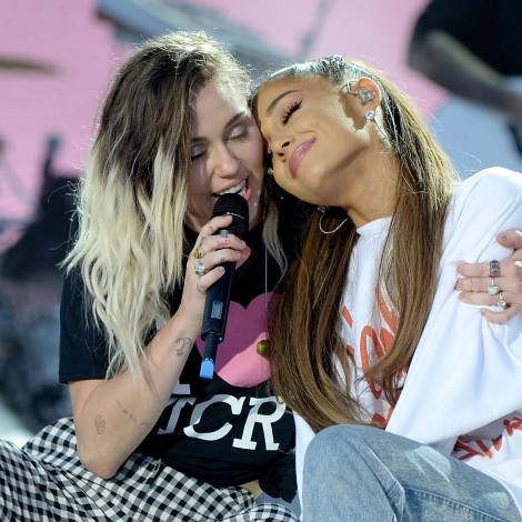 Ariana Grande se suelta el pelo (literalmente) para recomendar la serie de Miley Cyrus