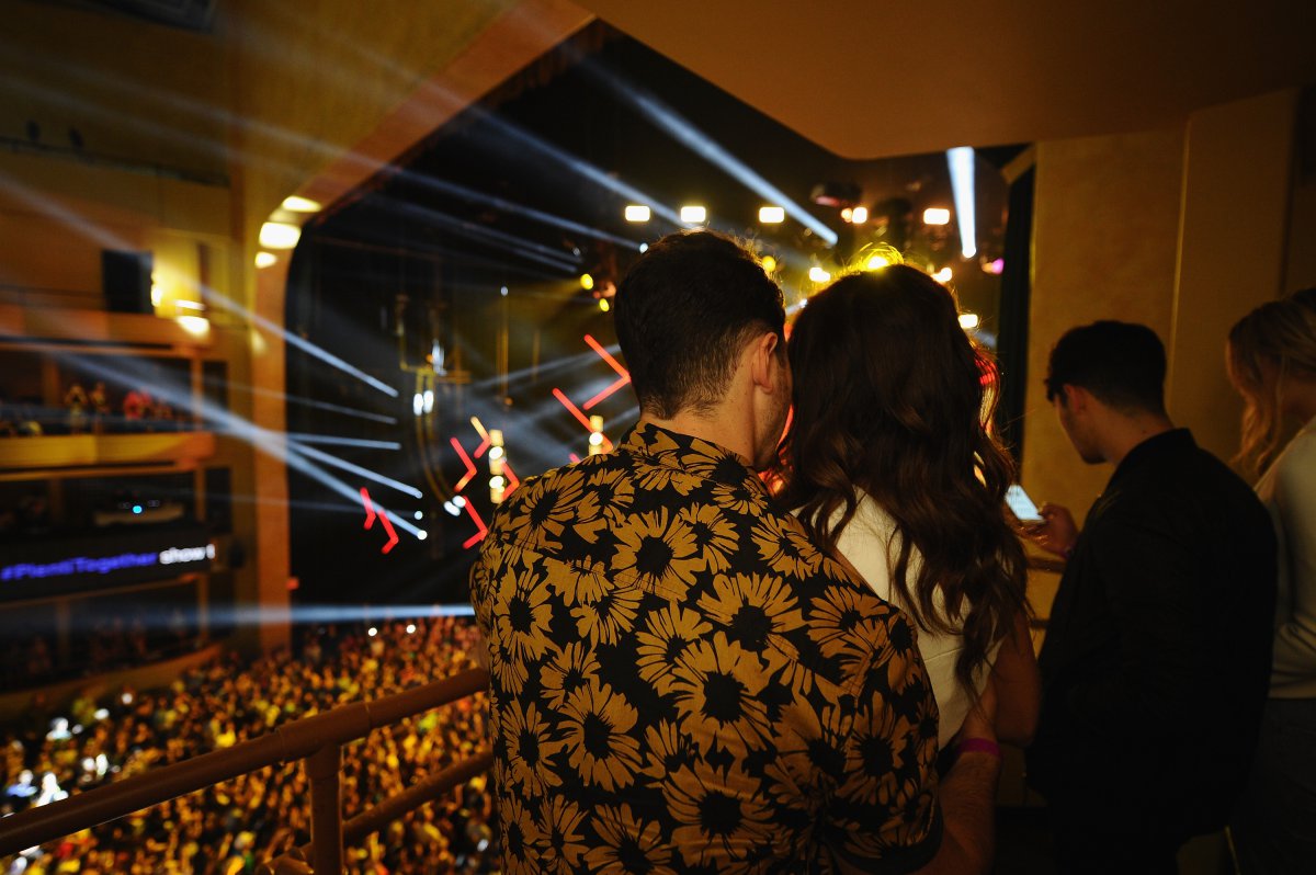 La historia de amor de los Jonas Brothers y las Jonas Sisters, en éstas románticas fotos
