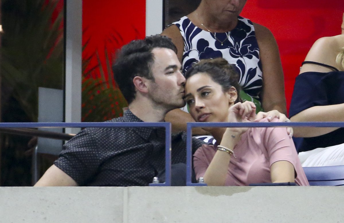 La historia de amor de los Jonas Brothers y las Jonas Sisters, en éstas románticas fotos
