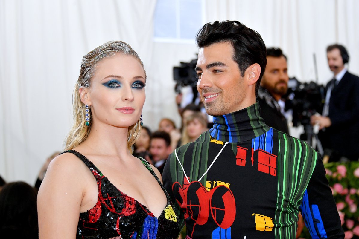 La historia de amor de los Jonas Brothers y las Jonas Sisters, en éstas románticas fotos