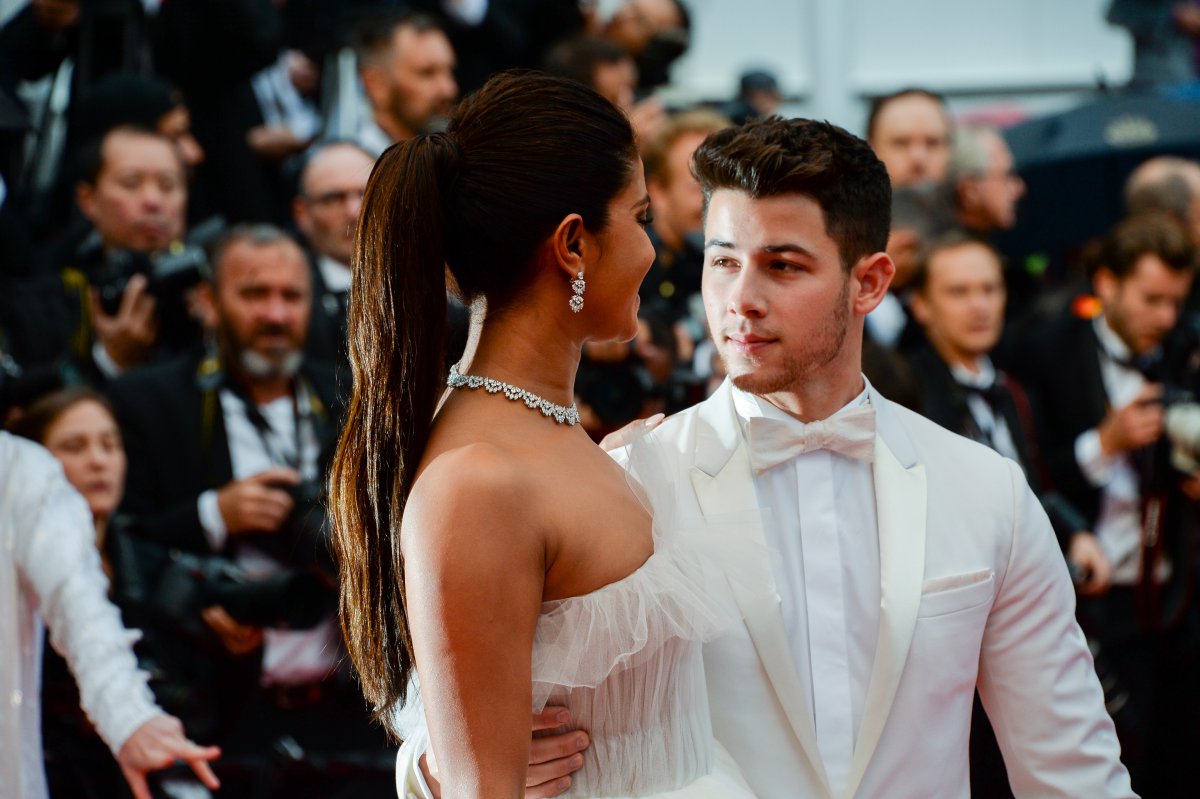 La historia de amor de los Jonas Brothers y las Jonas Sisters, en éstas románticas fotos