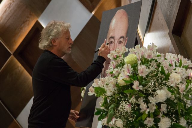 Boyero sobre el funeral de Antonio Resines: “Es ramplón, pero más de lo que se puede esperar de algunas de sus películas”