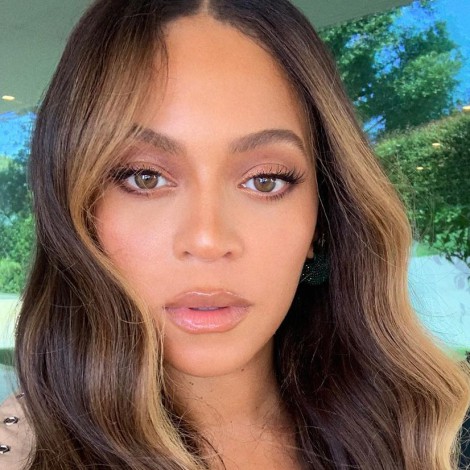 La madre de Beyoncé no puede evitar gritar al ver el pelo natural de su hija