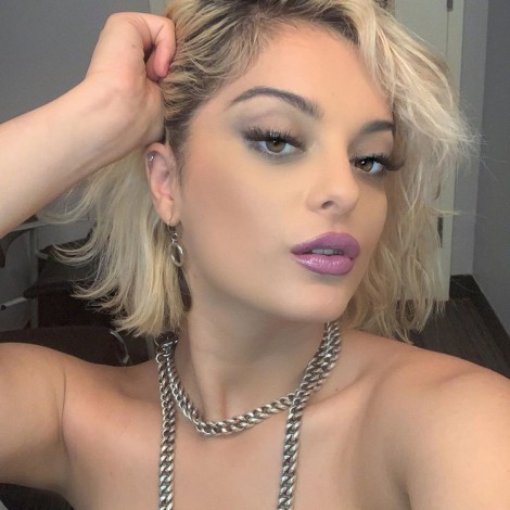 Bebe Rexha nos muestra su cara tras quitarse el maquillaje y llama a un seguidor “pervertido”