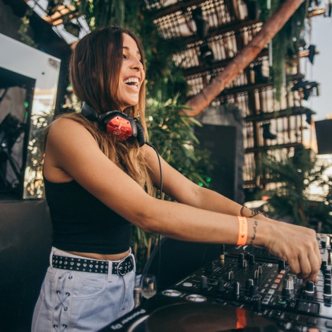 B Jones: “Las mujeres no nos subimos a la cabina de Dj a ponernos un escote”