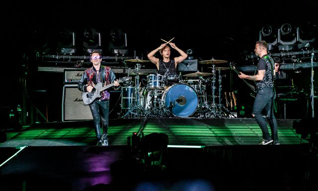 Muse aterriza en Madrid y dará un único concierto en el Wanda Metropolitano.