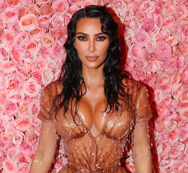 ¿Eres capaz de descubrir el nuevo error de photoshop de Kim Kardashian?