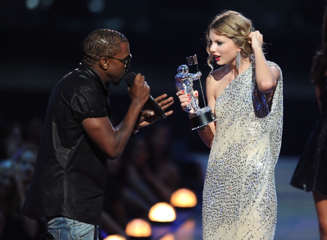 Lo que no se vio del ‘beef’ de Kanye West a Taylor Swift en directo: confusión y manos a la cabeza