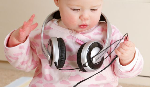 Bebé escuchando música con auriculares
