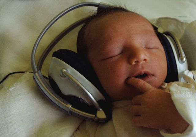 Bebé durimiendo con música