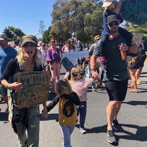 Elsa Pataky, Chris Hemsworth y sus hijos, en la manifestación por el cambio climático