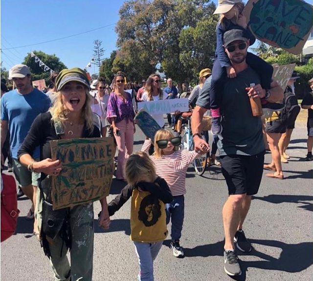 Elsa Pataky, Chris Hemsworth y sus hijos, en la manifestación por el cambio climático