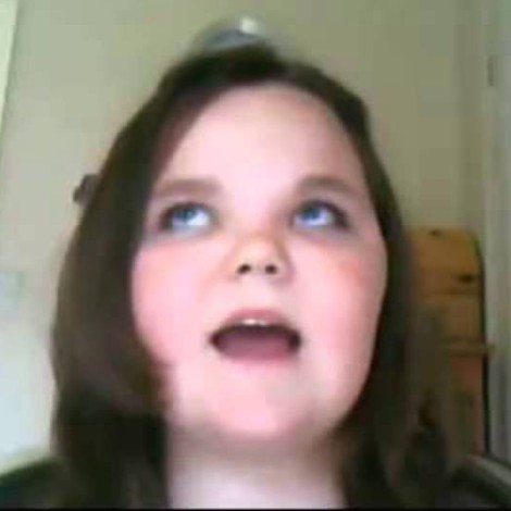 ¿Te acuerdas de la niña viral que no conseguía cantar ‘I Will Always Love You’ de Whitney Houston?