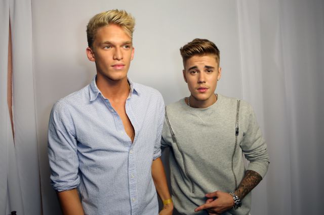 Justin Bieber le lanza piropazo a Cody Simpson y le propone una doble cita