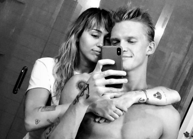 Miley Cyrus y Cody Simpson suben su foto más sexy como pareja a Instagram