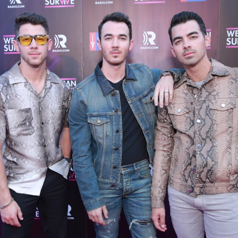 Los Jonas Brothers ya tienen el chip navideño y lanzan villancico este viernes