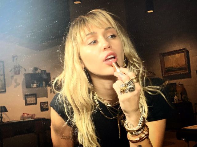 Miley Cyrus, intervenida de urgencia de las cuerdas vocales