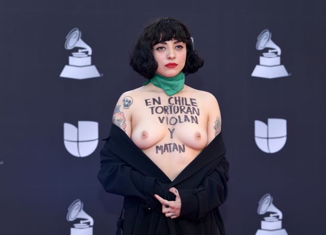 Mon Laferte denuncia la situación en Chile con un topless en los Grammy Latinos