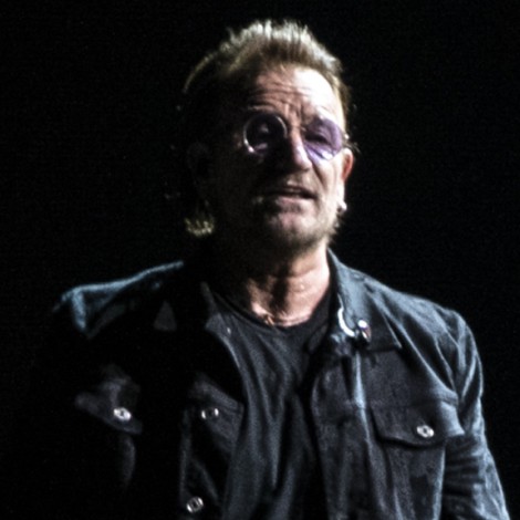 U2 sube a un espontáneo al escenario y la seguridad casi le placa