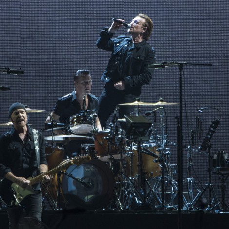 U2 toca en directo 'Ahimsa' con A. R. Rahman en su primer concierto en la India