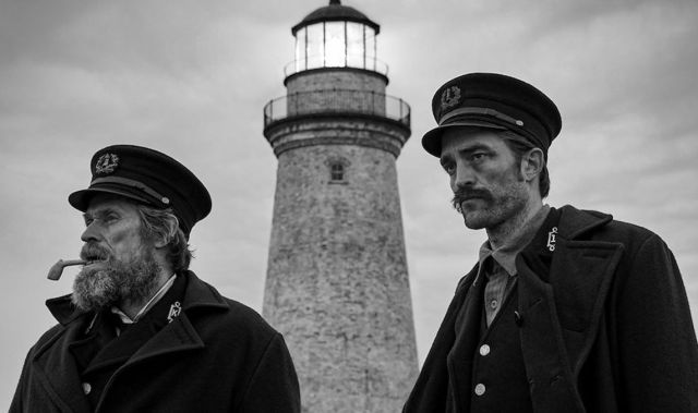 Willem Dafoe y Robert Pattinson en El Faro
