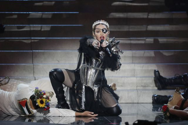 Madonna, denunciada por dos fans por comenzar con retraso sus ...