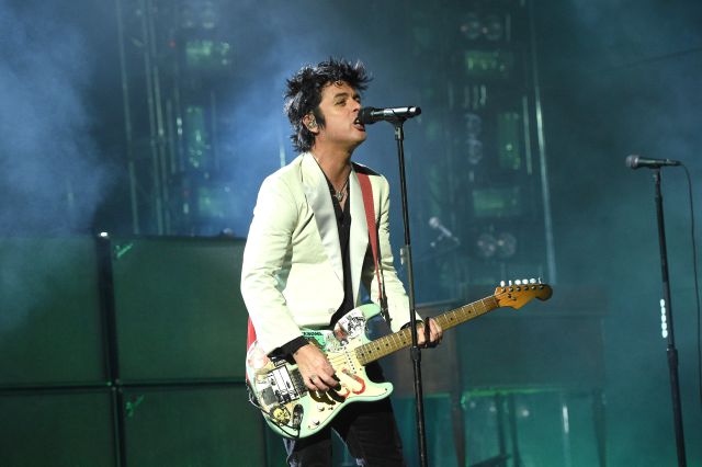 El cantante de Green Day versiona 'Manic Monday' de The Bangles con Susanna Hoffs
