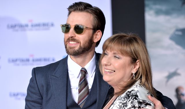 Chris Evans y su madre Lisa Evans Capitán America