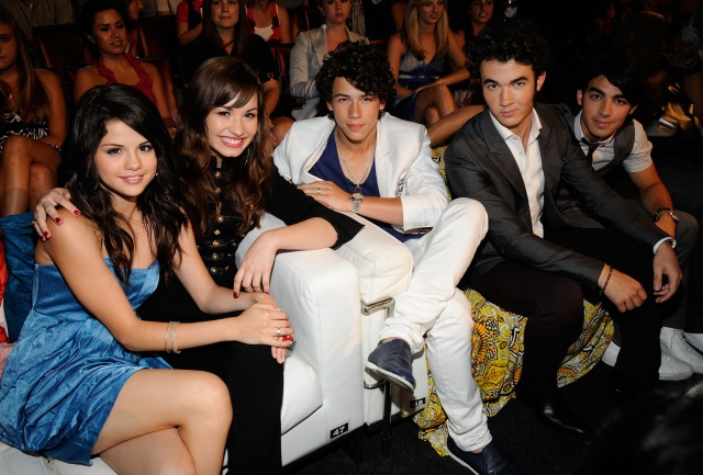 Demi Lovato habla sobre su relación actual con los Jonas Brothers, Selena Gomez y Miley Cyrus