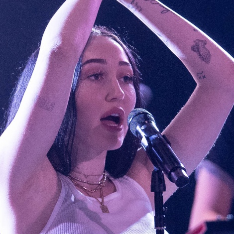 Noah Cyrus dedica ‘The End Of Everything’ a sus padres