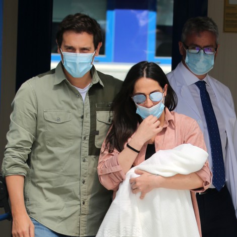 Las primeras fotos de Malú y Albert Rivera con su hija Lucía al salir del hospital