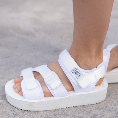 Las 'ugly sandals', la tendencia que nos presentó Rosalía y que ha llegado para quedarse