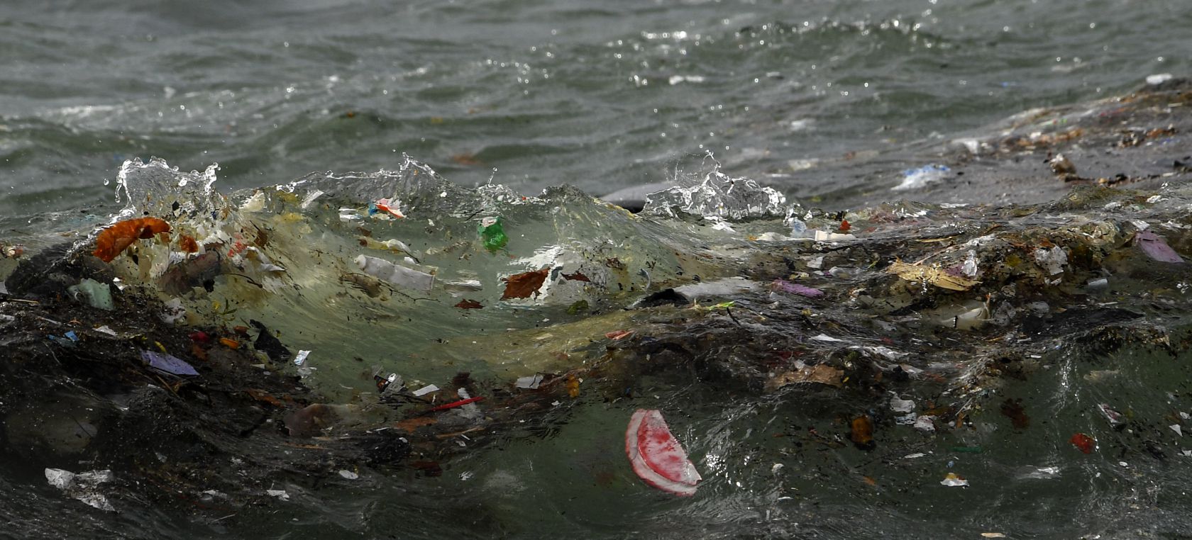 Recuperen 58 tones de residus al fons marí català