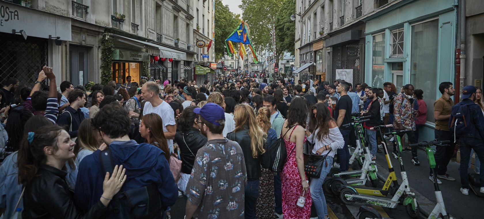 Indignación en París por una Fiesta de la Música multitudinaria y sin mascarillas ni distancia de seguridad