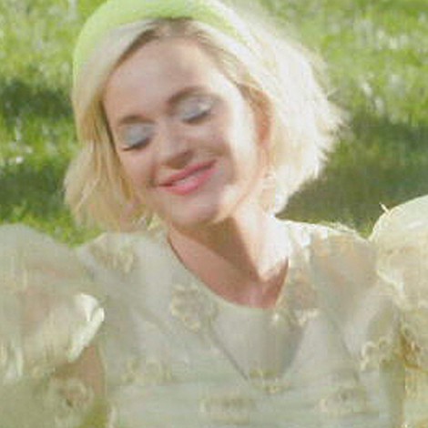 Katy Perry le da un buen meneo a su barriga en su cepillado de dientes más movido