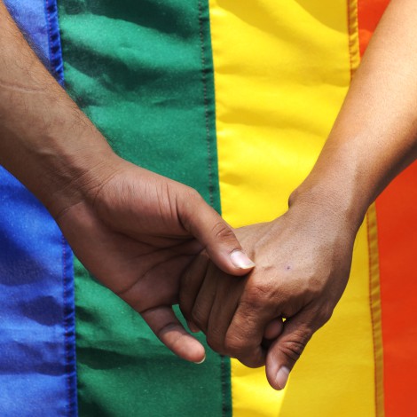 Un pueblo cuelga 400 banderas LGTBIQ contra la homofobia
