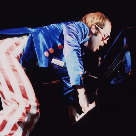 Elton John se apunta a la moda de publicar sus mejores conciertos en Youtube