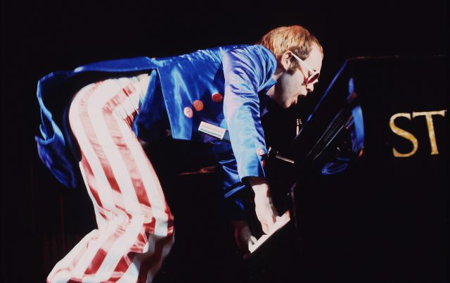 Elton John se apunta a la moda de publicar sus mejores conciertos en Youtube