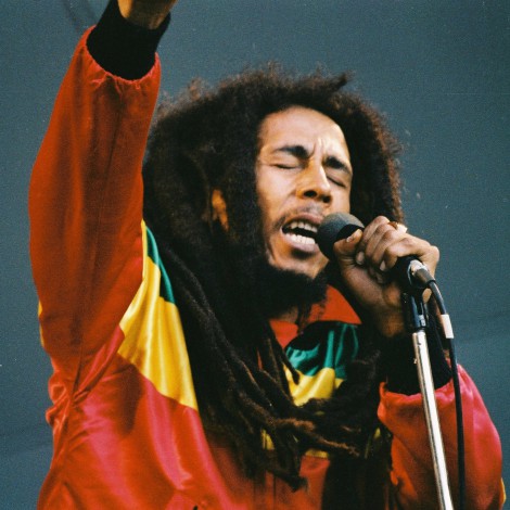 ¿Te gusta tanto el fútbol como a Bob Marley? Tenemos camisetas del rey del reggae para ti
