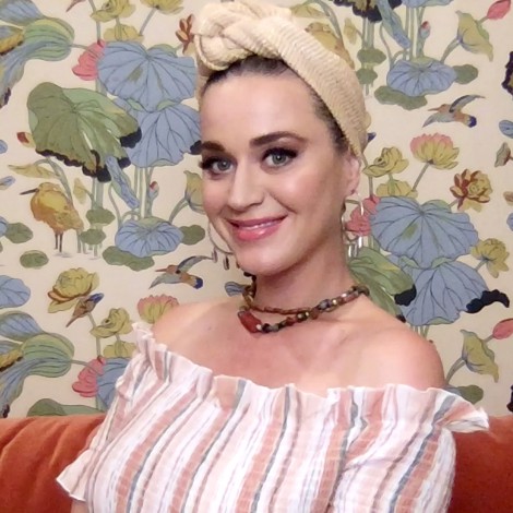 Katy Perry lanza sus propias mascarillas con la palabra “Smile”