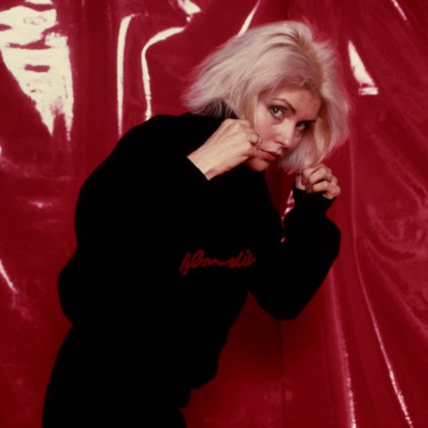 Machismo, una violación y el pene de Bowie: así son las memorias de Debbie Harry, la líder de Blondie