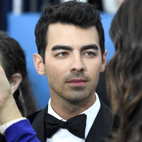 Joe Jonas se cambia radicalmente de look