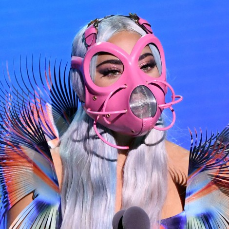 Lady Gaga convierte los MTV VMAs en una exhibición de originales mascarillas