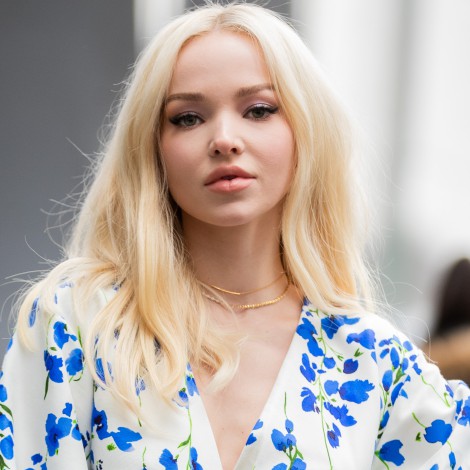 Dove Cameron da ejemplo con la mascarilla y está espectacular