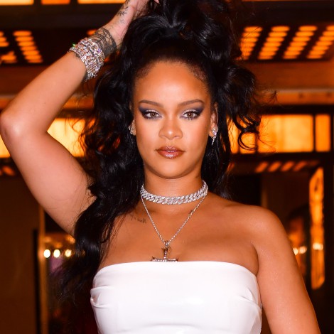 Rihanna comparte los secretos de su cuidado facial en 3 pasos