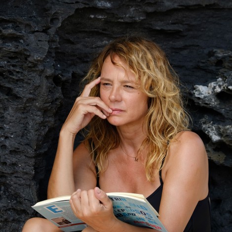 ‘Una ventana al mar’: Emma Suárez protagoniza una tragedia griega en la isla de Nisyros