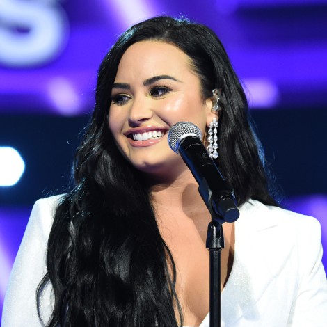 Demi Lovato bromea con el tamaño de su pecho en su particular lección contra la anorexia