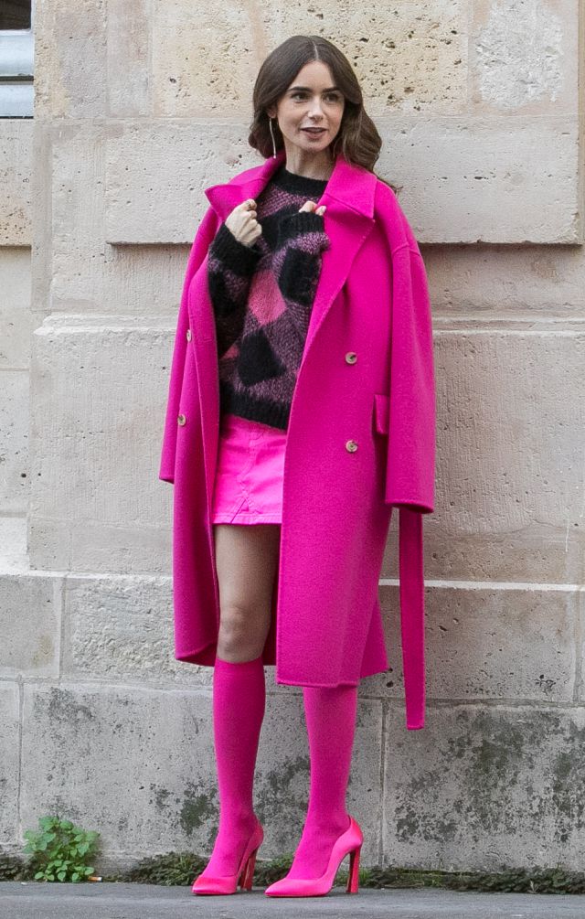 Lily Collins en 'Emily in Paris' con un conjunto rosa