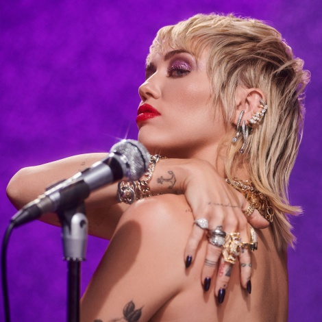 Entrevista a Miley Cyrus: “Dua Lipa y yo hemos podido crear una relación de verdad”