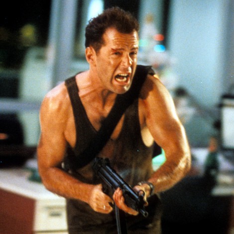 Bruce Willis vuelve a la piel de John McClane... para fardar de baterías